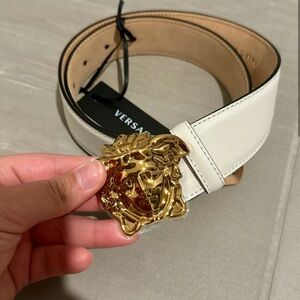 Versace La Medusa Thick Leather Belt Retails $525 Size: 70/28
Brand new!